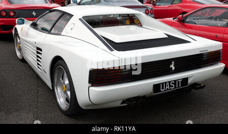 Drei Viertel Rückansicht eines weißen, 1990, Ferrari Testarossa, ausgestellt in der Autoklubzone des Silverstone Classic 2017 Stockfoto