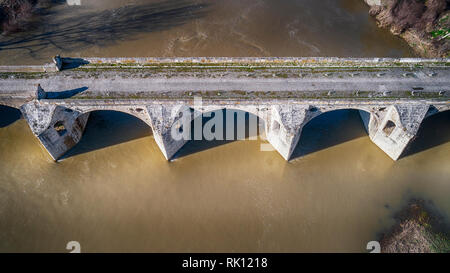 Drone Ansicht von oben die Brücke über den Fluss Yantra in Byala, Ruse, Bulgarien gebaut in 1867 von kolyo Fitscheto Stockfoto