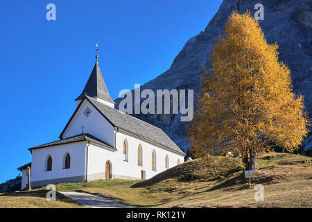 Il Santuario del Santa Croce unter Sasso della Croce, Dolomiten, Alta Badia, Südtirol Stockfoto