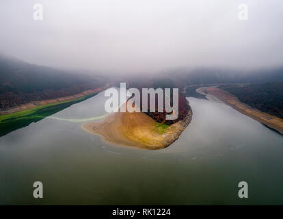 Nebel auf Arda Fluss, Bulgarien. Kardjali dam-Bild Stockfoto