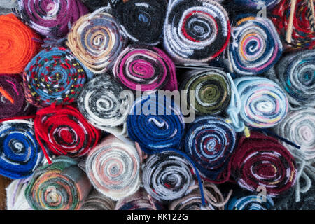 Detail der bunten Wolle tartan Schals für Verkauf in touristische Shop auf der Royal Mile in der Altstadt von Edinburgh, Schottland, Großbritannien Stockfoto