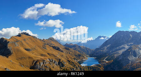 Panoramablick über Lado di Fedaia vom Weg viel del Pan, Dolomiten, Trentino, Italien. Stockfoto