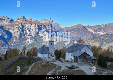 Il Santuario del Santa Croce und Rifugio Santa Croce, Dolomiten, Alta Badia, Südtirol Stockfoto