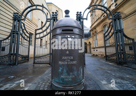 Die Außenseite des Edinburgh Sheriff Court auf der Chambers Street in Edinburgh, Schottland, Großbritannien Stockfoto