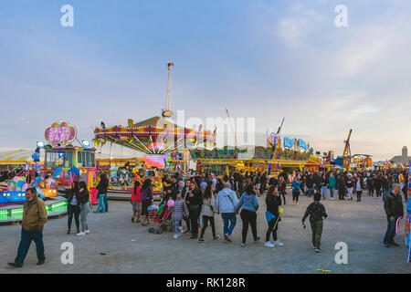 Feria de Abril de Barcelona, (30-04-2018), Katalonien, Spanien. Atmosphäre und Installationen im Forum von Barcelona. Stockfoto