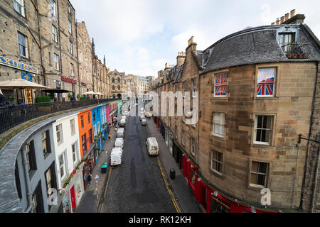 Erhöhte Weitwinkelansicht historische Victoria Straße in der Altstadt von Edinburgh, Schottland, Großbritannien Stockfoto