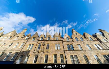 Blick auf die Reihe der historischen Apartment Gebäude in der Altstadt von Edinburgh, Schottland, Großbritannien Stockfoto