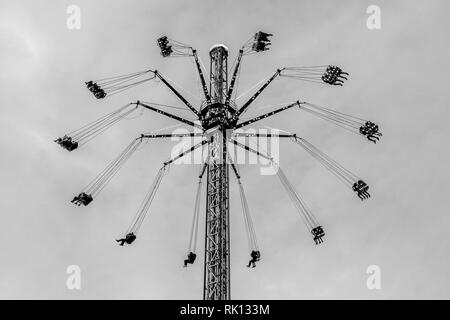 Feria de Abril de Barcelona, (30-04-2018), Katalonien, Spanien. Atmosphäre und Installationen im Forum von Barcelona. Stockfoto