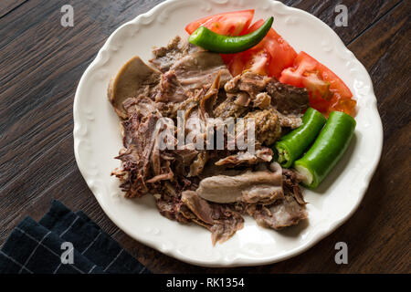 Traditionelle türkische Innereien Essen Kelle Sogus/Lamm Kopffleisch mit Gehirn serviert Teil mit der Platte. Ökologische Lebensmittel. Stockfoto