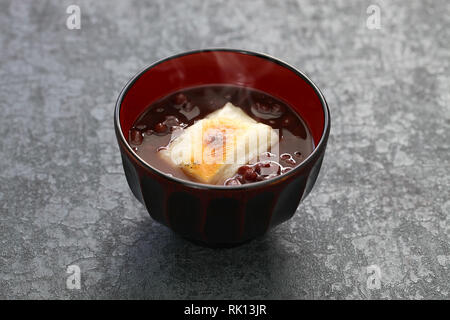 Oshiruko, süsse rote Bohnensuppe mit gegrillten Mochi (reiskuchen), traditionelle japanische Dessert Stockfoto