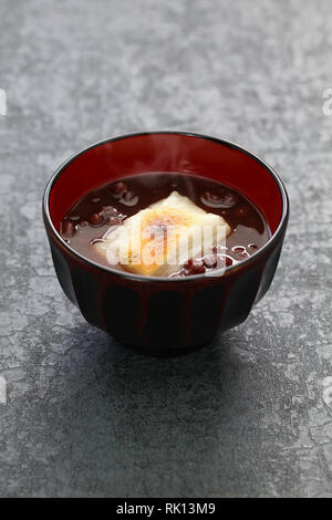 Oshiruko, süsse rote Bohnensuppe mit gegrillten Mochi (reiskuchen), traditionelle japanische Dessert Stockfoto