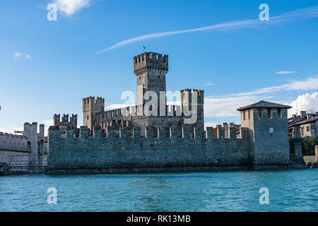 Schloss Scaligero in Sirmione, Italien. Eine der am besten erhaltenen Burgen in Italien. Stockfoto