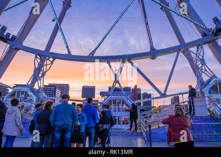 Feria de Abril de Barcelona, (30-04-2018), Katalonien, Spanien. Atmosphäre und Installationen im Forum von Barcelona. Stockfoto