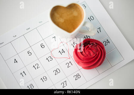 Nahaufnahme der Kalender, Kaffee, Kuchen und Herz Stockfoto