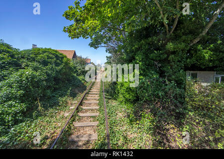 Blick von der Alderney Lokomotive Suche entlang der Strecke in Richtung Mannez. Stockfoto