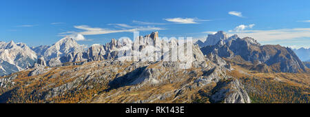 Panoramablick vom Gipfel von Sas de Stria, Dolomiten, Belluno, Venetien, Italien. LtoR, Monte Antelao, Gipfeltreffen der Averau Fang der letzten von eve Stockfoto