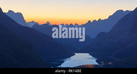 Panoramablick über Lado di Fedaia bei Sonnenaufgang, Dolomiten, Trentino, Italien. Stockfoto