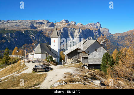 Il Santuario del Santa Croce und Rifugio Santa Croce, Dolomiten, Alta Badia, Südtirol Stockfoto