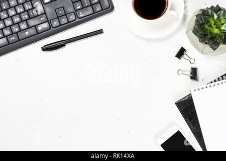 Büro Schreibtisch auf Weiß Ansicht von oben. Stockfoto