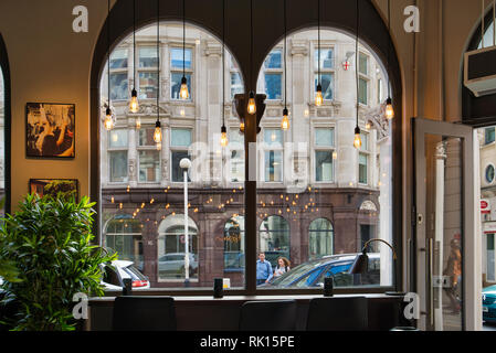 LONDON, Großbritannien - 9 September, 2018: Einrichtung eines gemütlichen City Cafe, große Fenster mit Blick auf die Straße Stockfoto