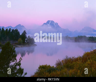 USA, Wyoming, Grand Teton National Park, Rosa Dämmerung Himmel über Mount Moran und morgen Nebel entlang der Snake River bei Oxbow Bend. Stockfoto