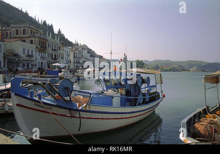 Der Hafen und die Uferpromenade am 19. jahrhundert Gythion, Osten Mani, Lakonien, Peloponnes, Griechenland Stockfoto