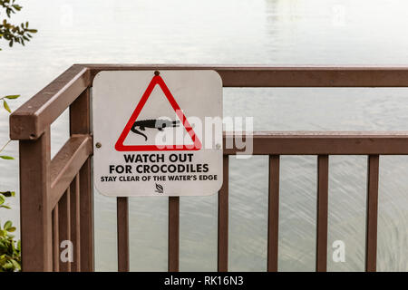 Krokodil Warnschild vor dem Meer in Sungei Buloh Wetland Reserve in Singapur - Dezember 2018. Stockfoto