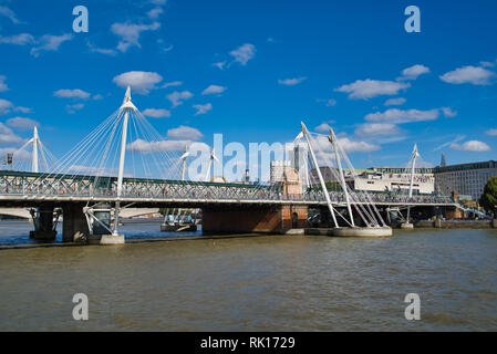 LONDON, Großbritannien - 9 September, 2018: Hungerford Brücke. Überquert den Fluss Themse in London und liegt zwischen der Waterloo Bridge und Westminster Bridge Stockfoto