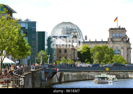 BERLIN, DEUTSCHLAND - 21. JUNI 2017: reichstagufer Straße mit marschallbrücke Brücke und auf dem Hintergrund der Reichstag mit Glaskuppel, Berlin, Germ Stockfoto