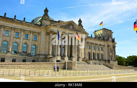 BERLIN, DEUTSCHLAND - 21. JUNI 2017: Deutsche Fahnen im Wind am Reichstag, Sitz des deutschen Parlaments (Deutscher Bundestag), auf einem Sunn Stockfoto