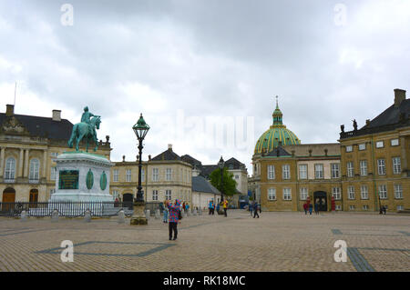 Kopenhagen, Dänemark, 31. MAI 2017: Blick auf Schloss Amalienborg Slotsplads Quadrat mit dem Reiterstandbild König Friedrich V und Frederik's Kirche. Stockfoto