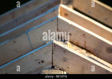 Close-up Detail der Dachrahmen aus grobem Holz Bauholz Balken auf dem Hintergrund von Misty Mountain Landschaft im ökologischen Bereich. Gebäude, Dach, constructi Stockfoto