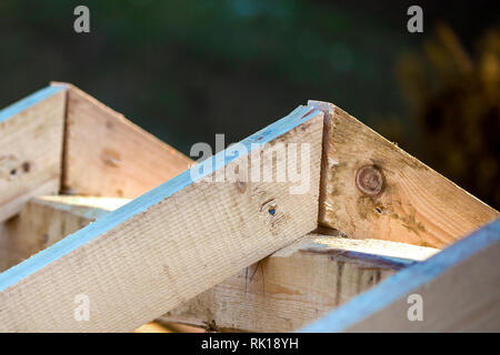 Close-up Detail der Dachrahmen aus grobem Holz Bauholz Balken auf dem Hintergrund von Misty Mountain Landschaft im ökologischen Bereich. Gebäude, Dach, constructi Stockfoto