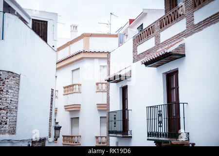 Strasse und Häuser der Altstadt von Almunecar in der Provinz Granada in Spanien Stockfoto