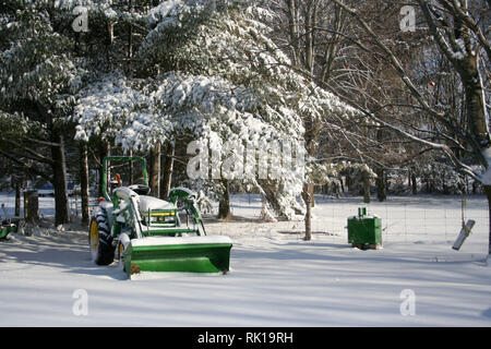 Schneesturm auf der Farm und der Traktor anzeigen Stockfoto