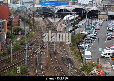 Züge und Ankunft am Bahnhof Newcastle, auf der East Coast Main Line Newcastle upon Tyne, England Vereinigtes Königreich Stockfoto