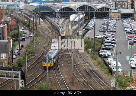 Züge und Ankunft am Bahnhof Newcastle, auf der East Coast Main Line Newcastle upon Tyne, England Vereinigtes Königreich Stockfoto