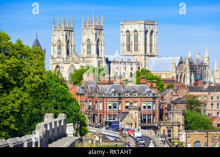 York Minster und einen Teil der historischen Stadtmauer entlang der Station Road York England Yorkshire England gb uk Europa Stockfoto
