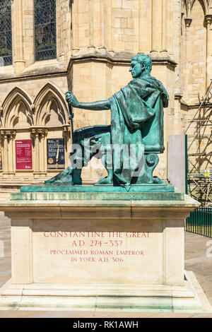 Statue von Konstantin dem Großen außerhalb der südlichen Einfahrt zum York Minster, Münster Yard York Yorkshire England gb uk Europa Stockfoto