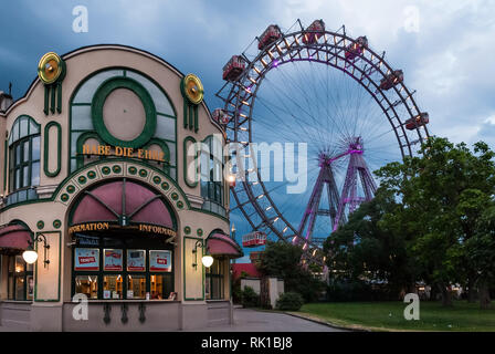 Wiener Riesenrad im Prater, Wien, Österreich, bei bewölktem Dämmerung Stockfoto