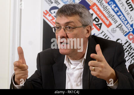 Rom, Italien. 08 Feb, 2019. Maurizio Landini, CGIL Gewerkschaftssekretär, besucht eine Pressekonferenz an der Foreign Press Association in Rom, Italien Am 08 Februar, 2019. CGIL, CISL und UIL (Italiens Gewerkschaften) an einer nationalen Demonstration nehmen, für den 9. Februar geplant, gegen die Wirtschaftspolitik der italienischen Regierung zu protestieren. Credit: Giuseppe Ciccia/Pacific Press/Alamy leben Nachrichten Stockfoto