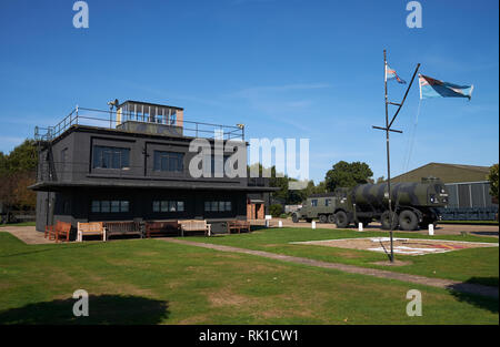 Air Traffic Control Gebäude an der Lincolnshire Aviation Heritage Centre, East Kirkby, Lincolnshire, Großbritannien. Stockfoto