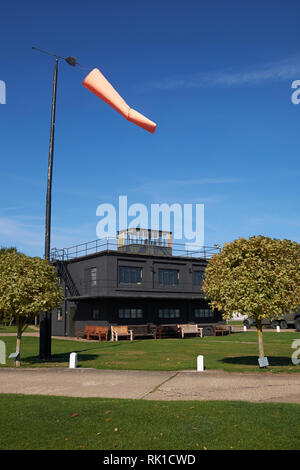 Windsack und Flugsicherung Gebäude an der Lincolnshire Aviation Heritage Centre, East Kirkby, Lincolnshire, Großbritannien. Stockfoto