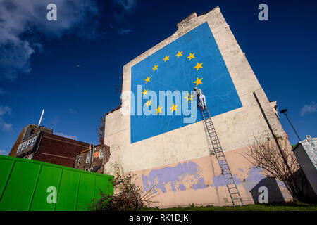 Ein wandbild von Graffiti Künstler Banksy, ein Arbeiter entfernt Meißeln ein Stern, der die UK auf der Flagge der EU im folgenden Brexit in Dover, Kent, Großbritannien. Stockfoto