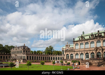 Blick auf den Zwinger Square aus Schritten der Gemäldegalerie Alte Meister auf Französische und grassierende Pavillons in Dresden, Sachsen, Deutschland Stockfoto