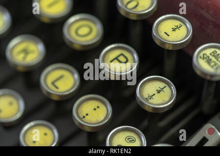 Eine Nahaufnahme der Tasten auf einem antiken Schreibmaschine konzentriert sich auf die gebrochene Zahl 1/4. Stockfoto