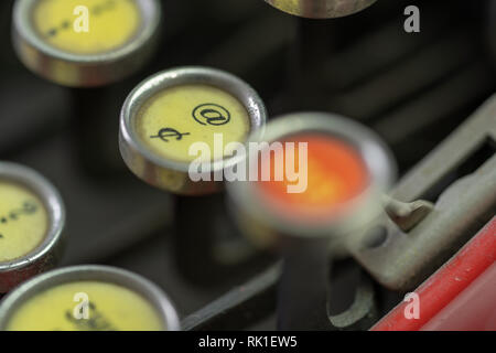 Eine Nahaufnahme der um oder bei Schlüssel eines antiken Schreibmaschine. Stockfoto
