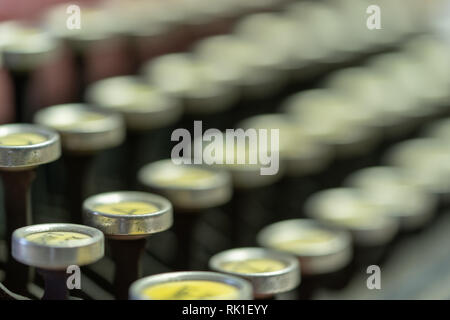 Eine Nahaufnahme der Schlüssel von einem antiken Schreibmaschine mit einer geringen Tiefenschärfe. Stockfoto