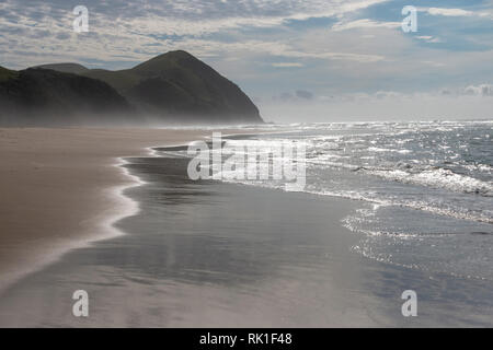 Die leeren Strand, wo das Wasser führt bis auf den Berg Stockfoto