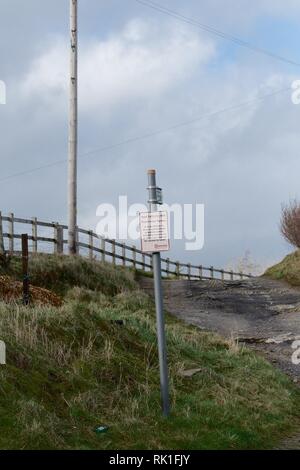 Eine Mitteilung, in der sie eine eingeschränkte Seitenweg in der Nähe von Hayfield in Derbyshire. Stockfoto